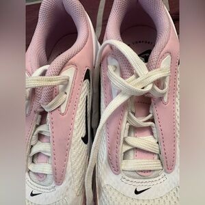 Nike Air Women's Athletic Shoes in Pink and White. Size 6.
